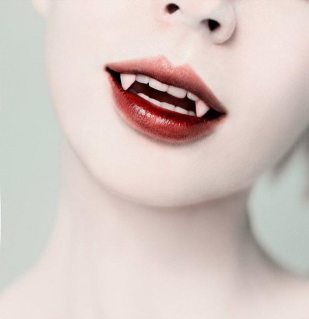 Вампир с клыками