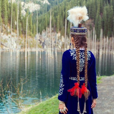 Казахские девушки в национальной одежде