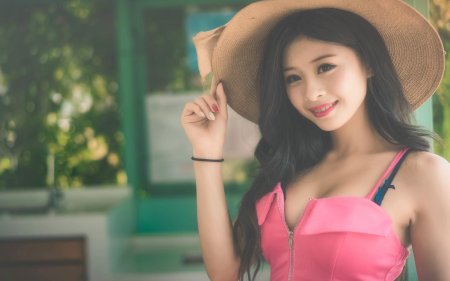 Красивая азиатская девушка