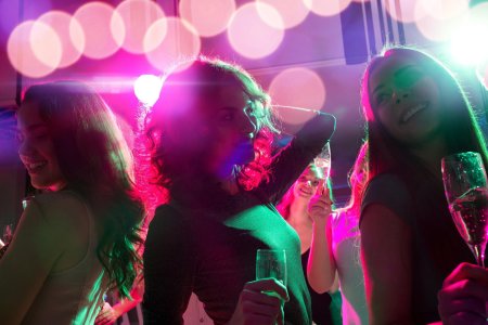 Девушка в ночном клубе