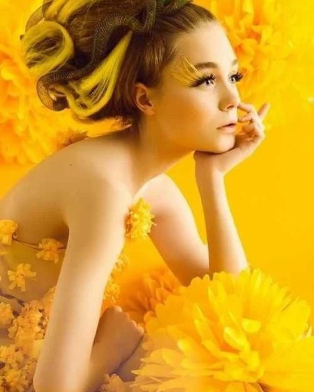 Девушка в желтых цветах