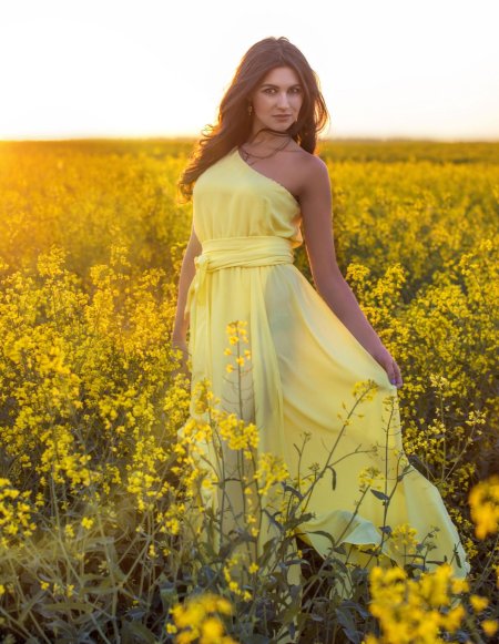 Фотосессия в рапсовом поле