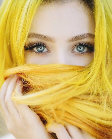 Девушки в желтом