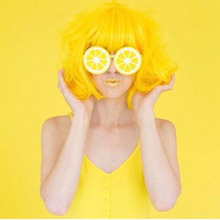 Яркая девушка