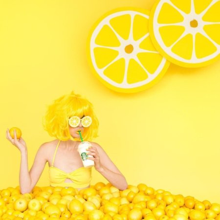 Девушка с лимоном