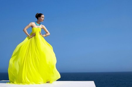 Желтое вечернее платье