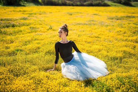 Девушка на лугу