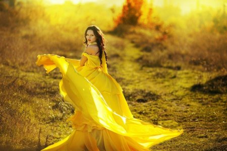 Жёлтое платье для женщины
