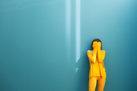 Девушка на жёлтом