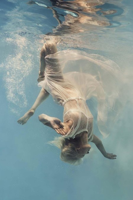 Девушка под водой