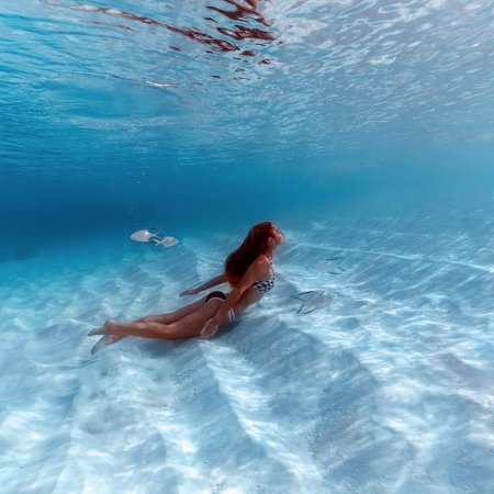 Плавать в океане