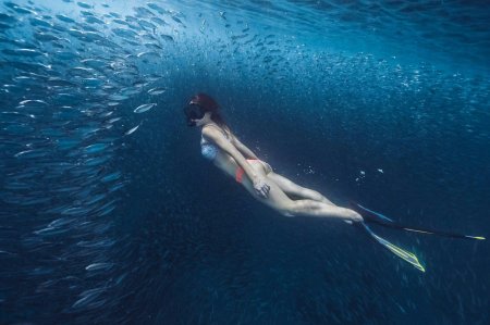 Девушка под водой