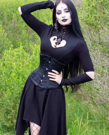 Анахита металлистка