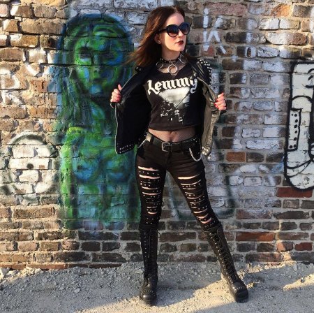 Металлисты одежда девушки