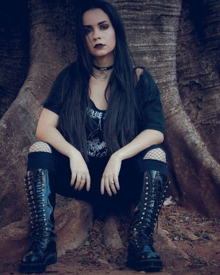 Анахита металлистка