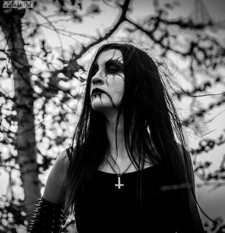 Анахита металлистка