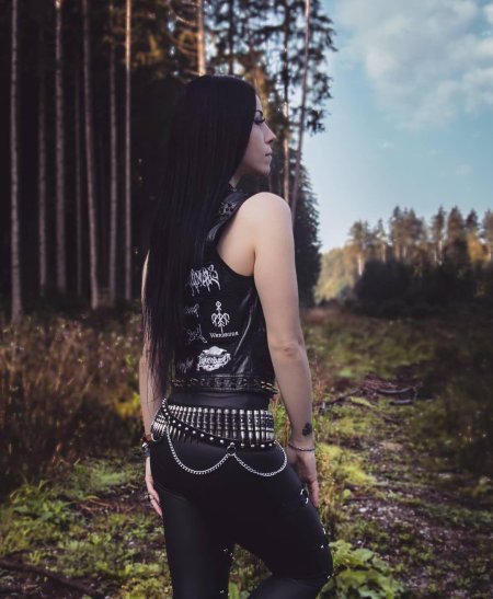 Блэк металлистка анахита