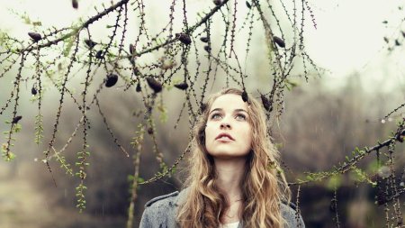 Девушкасвотрит наверх