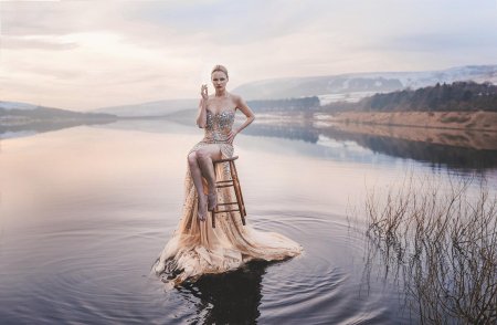 Фотосессия в озере в платье
