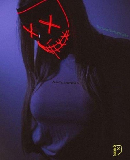 Девушка в неоновой маске