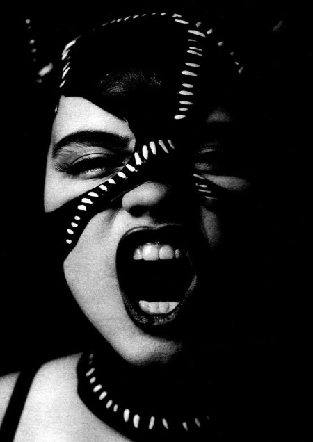 Девушка в маске