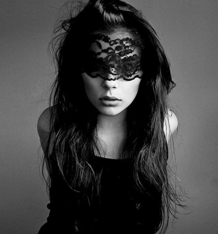 Devushka v chorne maske