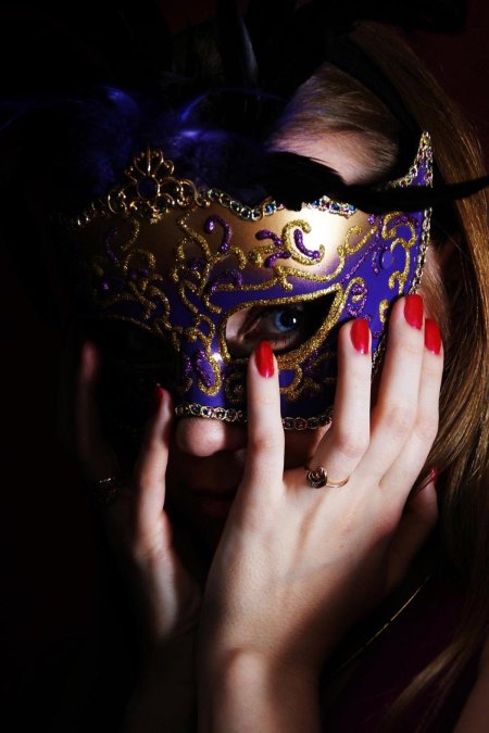 Девушка в маске