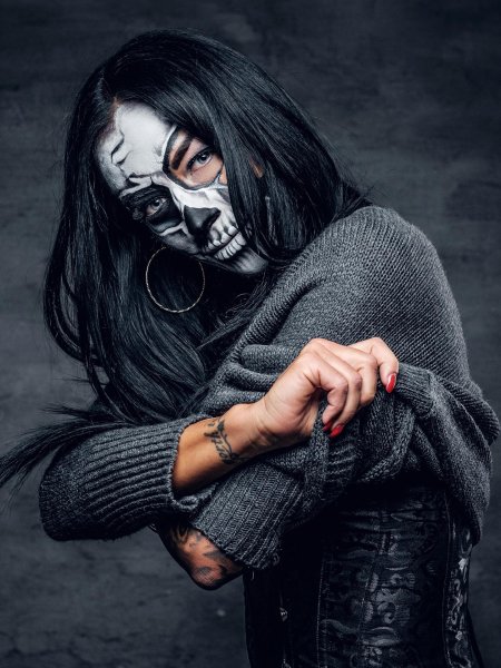 Девушка в маске