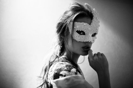 Девушка в маске