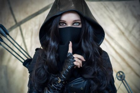 Девушка в капюшоне