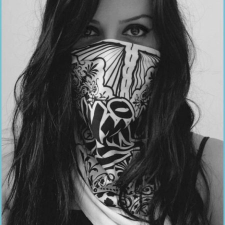 Девушка в бандане