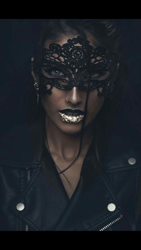 Девушка в маске