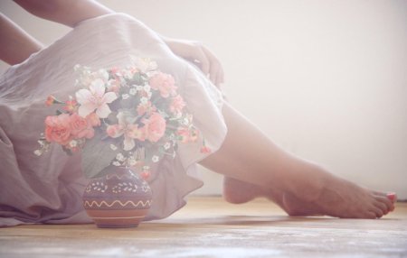 Нежные цветы в руках