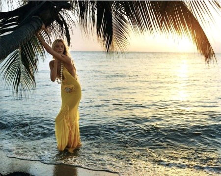 Девушка на пальме