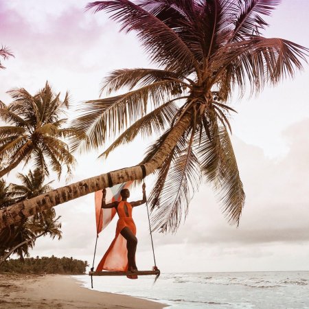 Девушка под пальмой