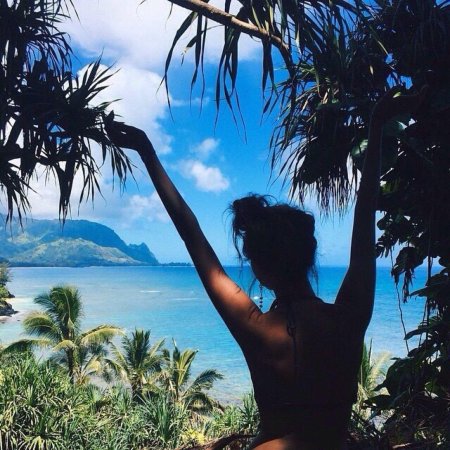 Брюнетка на море