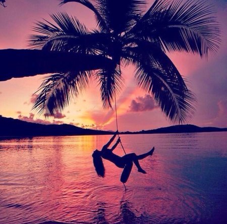 Закат девушки и пальмы