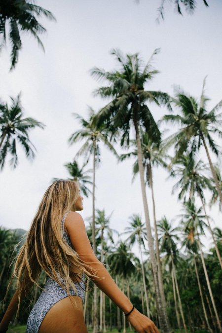 Девушка на пальме