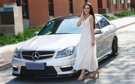 Белый мерседес сарра