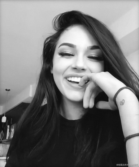 Селфи девушек с языком