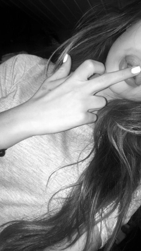 Девушка с пальцем