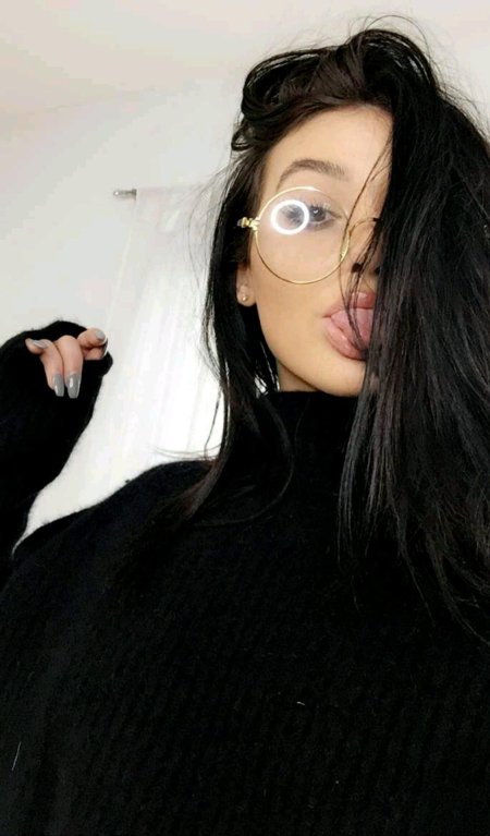 Девушка в очках с черными волосами