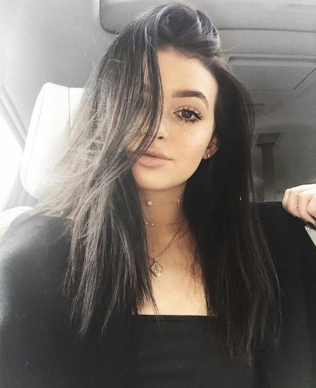 Девушка с темными волосами селфи