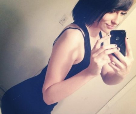 Девушка с каре в зеркале