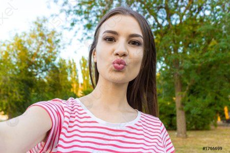 Улыбается девушка