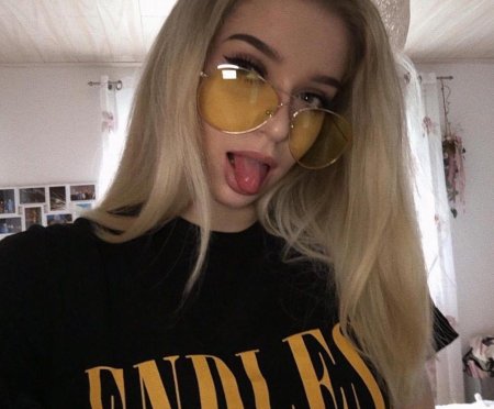 Блондинка селфи