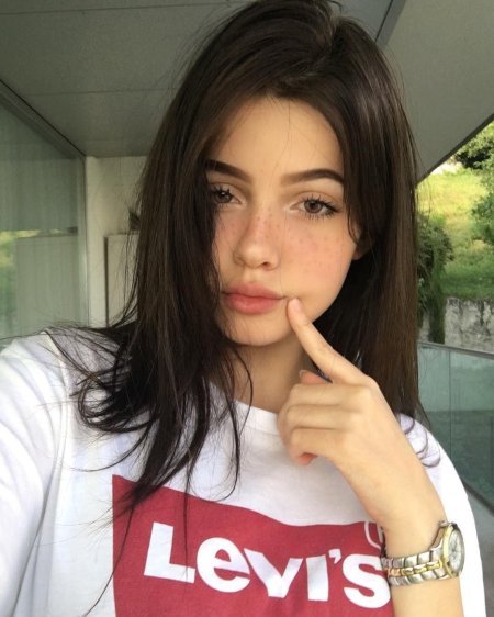 Красивая девушка селфи