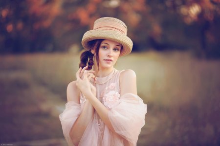 Девушка нежная