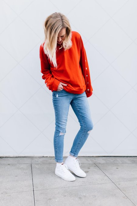 Девушка в толстовке и джинсах