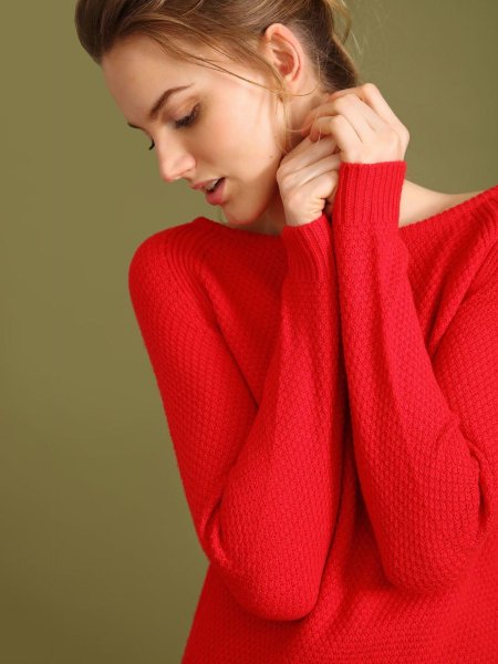 Красивая девушка в свитере